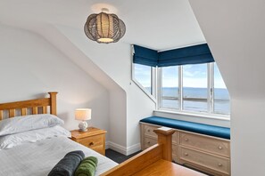 4 bedrooms, iron/ironing board, travel cot, free WiFi - Penrose - Beach House with Direct Beach Access (Saundersfoot)