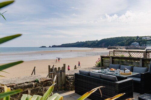 Penrose - Beach House with Direct Beach Access