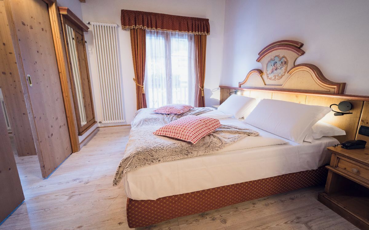 Suíte júnior | Edredons de pluma, escrivaninha, quartos à prova de som