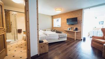 Premium Suite | Down comforters, desk, soundproofing, free WiFi