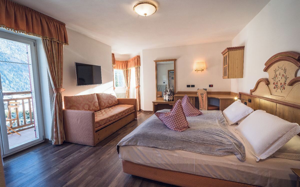 Superior driepersoonskamer | Donzen dekbedden, een bureau, geluiddichte muren, gratis wifi