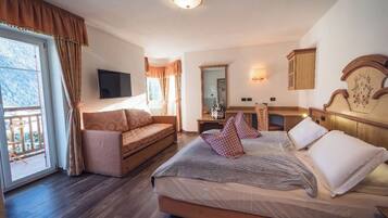 Superior driepersoonskamer | Donzen dekbedden, een bureau, geluiddichte muren, gratis wifi