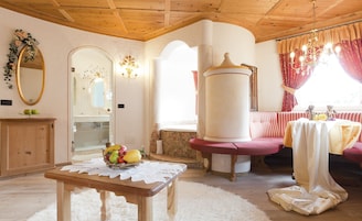 Cubrecamas, escritorio, sistema de insonorización y wifi gratis 