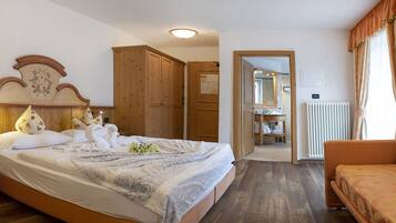 1 bedroom, down duvets, desk, soundproofing