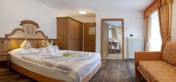 Cubrecamas, escritorio, sistema de insonorización y wifi gratis 