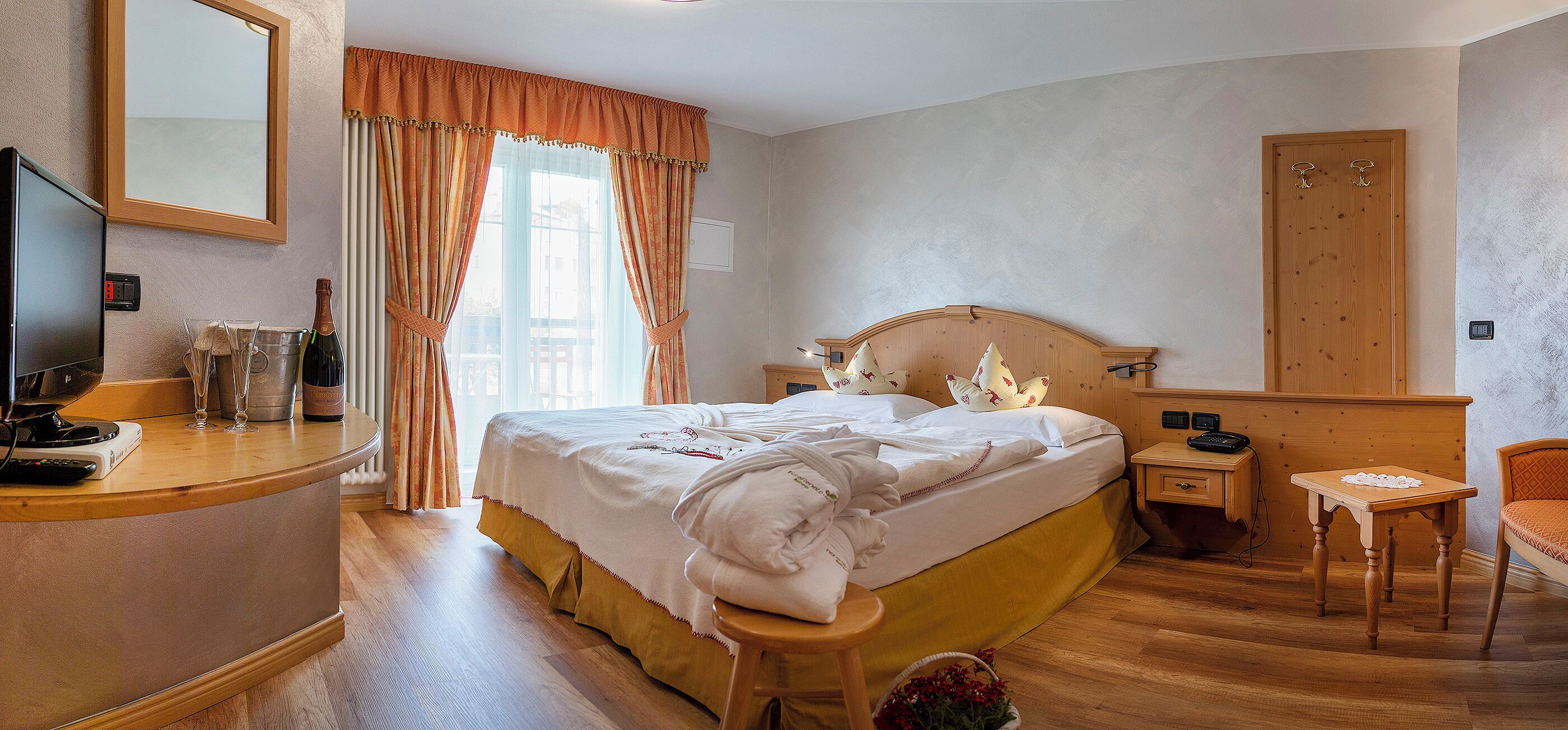 Edredons de pluma, escrivaninha, quartos à prova de som