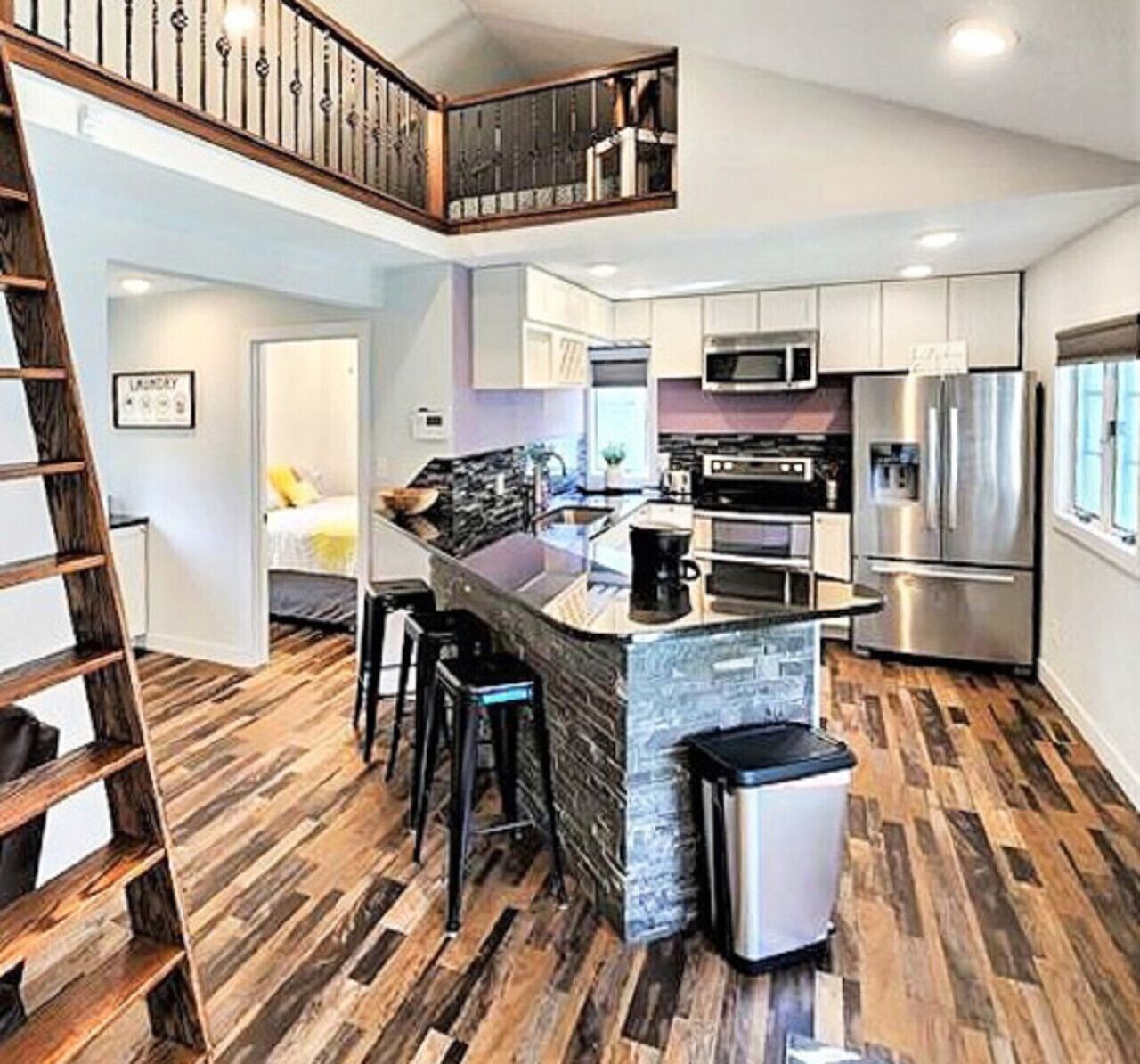 Micro-ondes, four, lave-vaisselle, cafetière/bouilloire