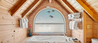 Blue Pearl MCA#278-Perfect couples retreat. Dogs welcome, 4 blocks to beach