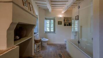 Baignoire, sĂšche-cheveux, bidet