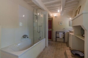 Badewanne, Haartrockner, Bidet