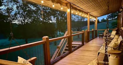 "River House" Log Cabin Nestled near the Red River