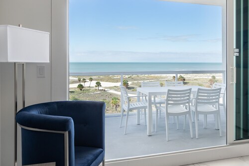 LUXE 5 Star/TopFloor/Direct Beachfront/Private Parking Spot/Bar/Gym/RooftopDeck