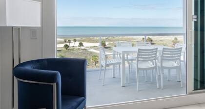 LUXE 5 Star/TopFloor/Direct Beachfront/Private Parking Spot/Bar/Gym/RooftopDeck