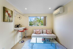 TV - Coastal Retreat Unit close to Beach (Auckland North Shore)