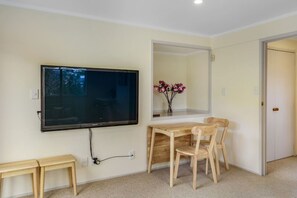 Dining - Coastal Retreat Unit close to Beach (Auckland North Shore)