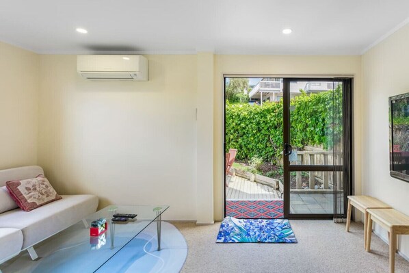 TV - Coastal Retreat Unit close to Beach (Auckland North Shore)