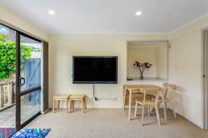Interior - Coastal Retreat Unit close to Beach (Auckland North Shore)