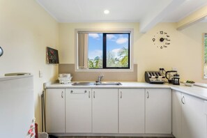 Interior - Coastal Retreat Unit close to Beach (Auckland North Shore)