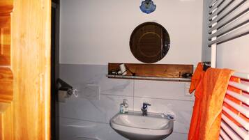 Suihku, hiustenkuivaaja, pyyhkeet, saippua