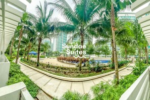 Property grounds - Azure-1 BR Ground floor with gate access (Parañaque)