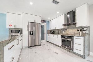 Private kitchen - The Palms/Heated Pool/ Pool Table/ BBQ/ Foosball Table/ Work Area (Cutler Bay)
