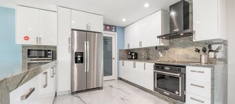 The Palms/Big Pool/Pool Table/Foosball 