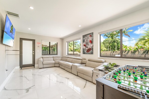 Games room - The Palms/Heated Pool/ Pool Table/ BBQ/ Foosball Table/ Work Area (Cutler Bay)