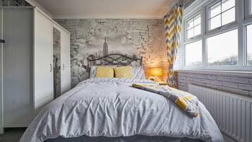 House | 4 bedrooms, desk, Internet