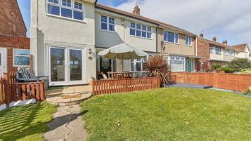 House | 4 bedrooms, desk, Internet