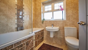 A bathroom with a bathtub, sink, and toilet. - Host Stay Stonehaven (Hartlepool)