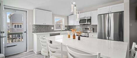 KĂŒhlschrank, Mikrowelle, Ofen, Herdplatte