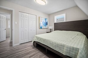 4 bedrooms, desk, iron/ironing board, WiFi - Full House- 2 Blocks from Beach! (Brigantine)