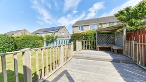 A wooden deck with a bench, surrounded by a wooden fence and a lattice structure. - Host Stay Shorty s (Morpeth)