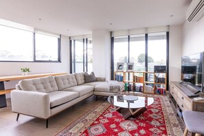 Smart TV, books, printers - Sanctuary-Effortless City Escape (Abbotsford)