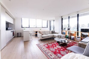 Smart TV, books, printers - Sanctuary-Effortless City Escape (Abbotsford)