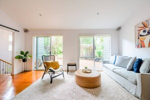 Smart TV, chimenea, estéreo, monitor de computadora