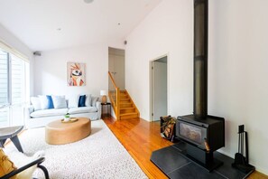 Smart TV, chimenea, estéreo, monitor de computadora