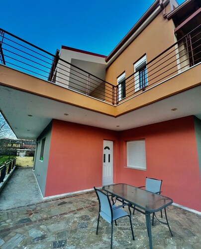 Απολαυστικος χώρος διαμονης.Σπιτι που μπορει να φιλοξενησει ολοκληρη οικογενεια.