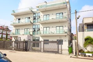 Exterior - cozy 2 bedroom apartments 15 mins away from the airport (Madina)