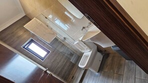 Shower, towels, soap, toilet paper - cozy 2 bedroom apartments 15 mins away from the airport (Madina)