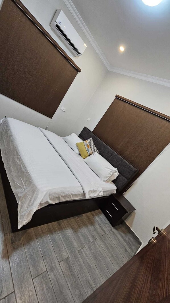 2 bedrooms, iron/ironing board, WiFi, bed sheets - cozy 2 bedroom apartments 15 mins away from the airport (Madina)