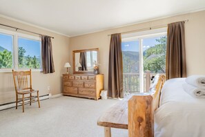 5 quartos, escrivaninha, ferros/tábuas de passar roupa, berço de viagem