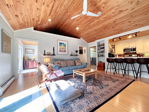 Cozy Apt 1/2 mile to Jay Peak Resort