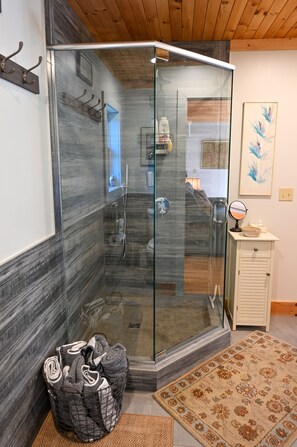 Shower, hair dryer, towels, soap - Cozy Apt 1/2 mile to Jay Peak Resort (Jay)