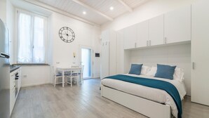 Ein modernes Schlafzimmer mit Bett, Schreibtisch und Stuhl.