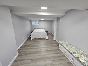 5 bedrooms, WiFi, bed sheets