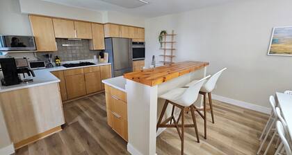 Spacious Private 5 beds, 2.5 bath House - 2 minutes to 401 (5 mins to Kingston)