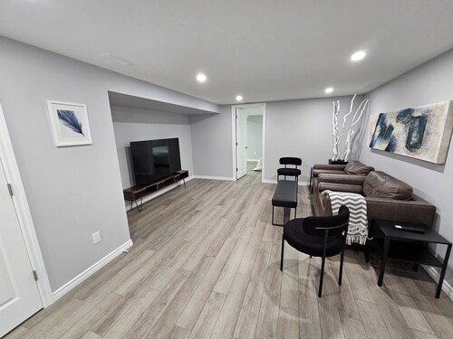 Spacious Private 5 beds, 2.5 bath House - 2 minutes to 401 (5 mins to Kingston)