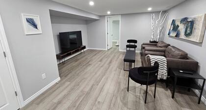 Spacious Private 5 beds, 2.5 bath House - 2 minutes to 401 (5 mins to Kingston)
