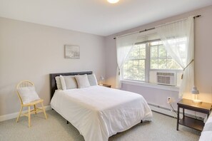 4 bedrooms, iron/ironing board, Internet, bed sheets - Beautiful Stay in Downtown Freeport, Beautiful Stay in Downtown Freeport (Freeport)